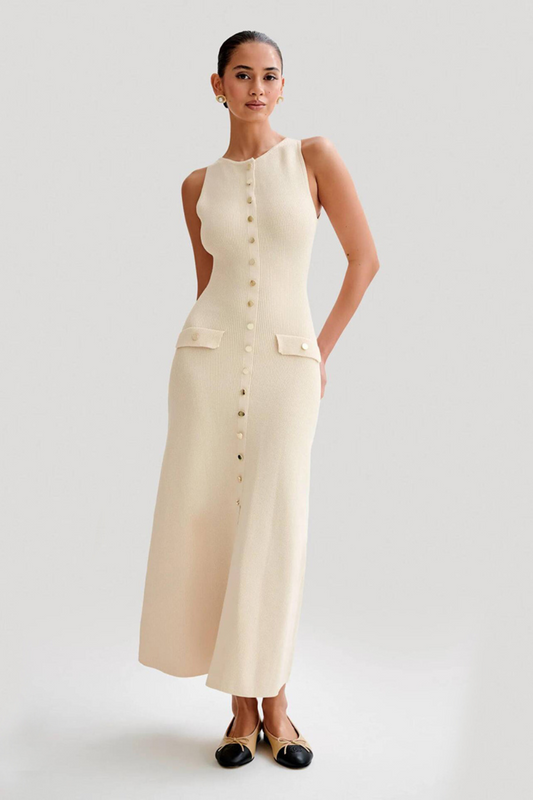 Femme portant une robe longue sans manches couleur abricot, à encolure ronde et boutons décoratifs sur le devant, style élégant et décontracté.