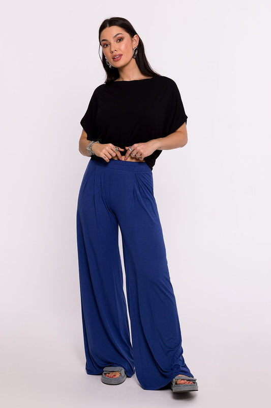 Pantalon large bleu porté par une femme, fabriqué en Europe, mode parisienne