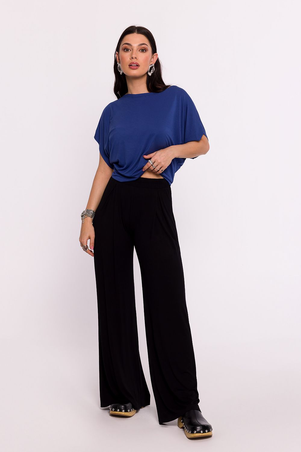 Pantalon large noir porté par une femme, fabriqué en Europe, mode parisienne