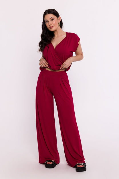 Pantalon large rouge porté par une femme, fabriqué en Europe, mode parisienne