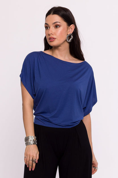 Femme portant un chemisier bleu oversize fabriqué en Europe, mode parisienne