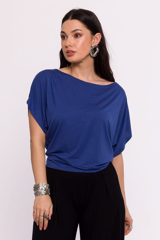 Femme portant un chemisier bleu oversize fabriqué en Europe, mode parisienne