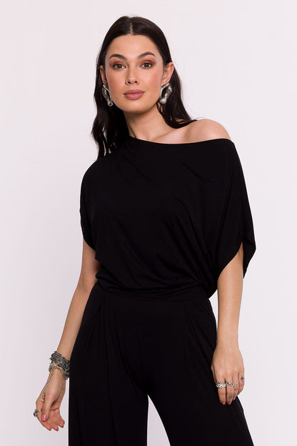Femme portant une chemise noire élégante fabriquée en Europe, mode parisienne
