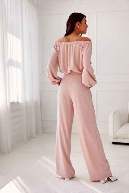 Pantalon rose foncé pour femme, silhouette allongée et coupe fluide, production européenne.