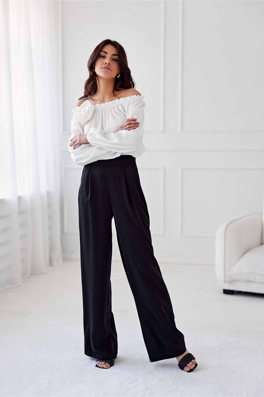 Pantalon noir taille haute pour femme, jambes larges et taille structurée, confection européenne.