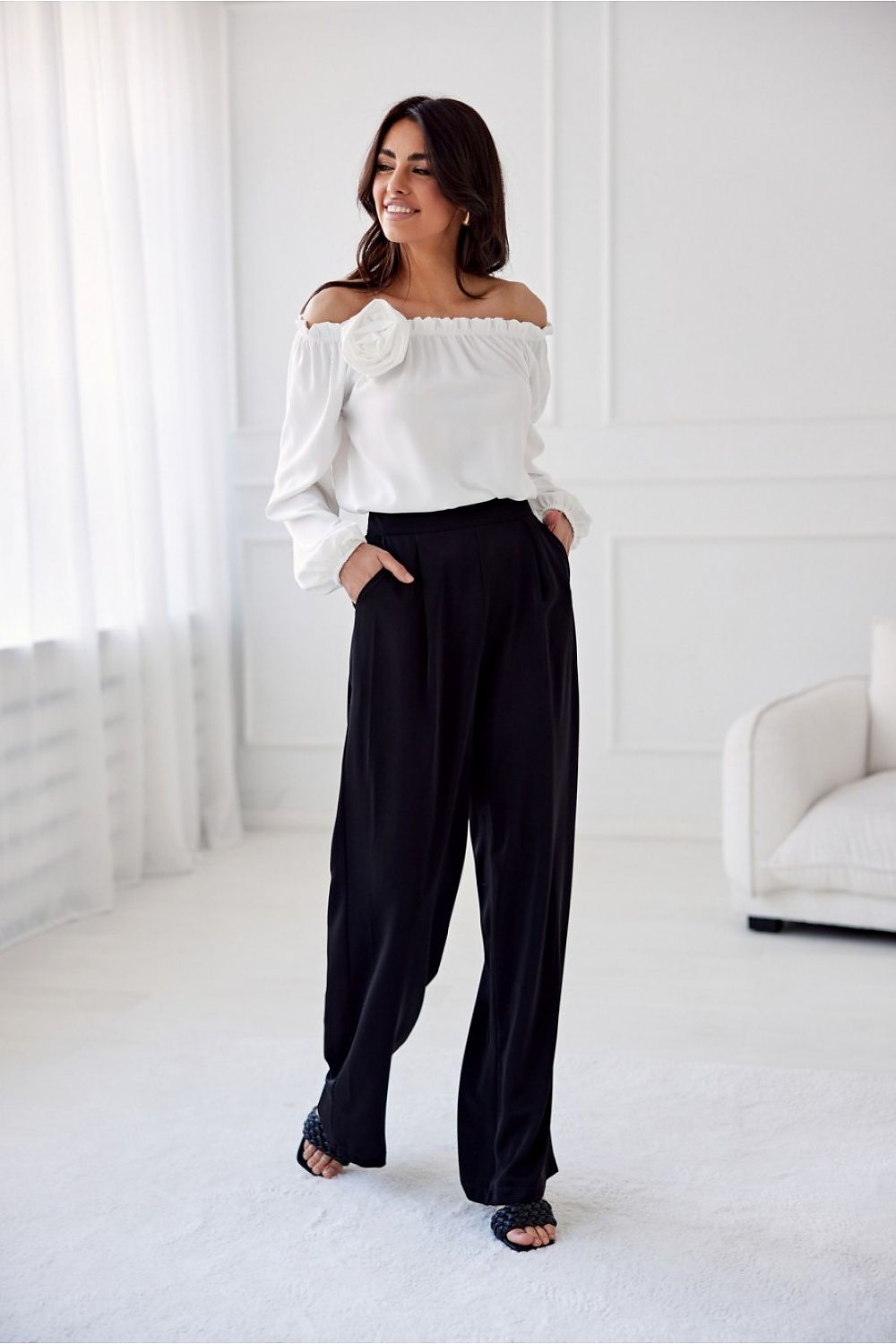 Pantalon noir taille haute pour femme, jambes larges et taille structurée, confection européenne.