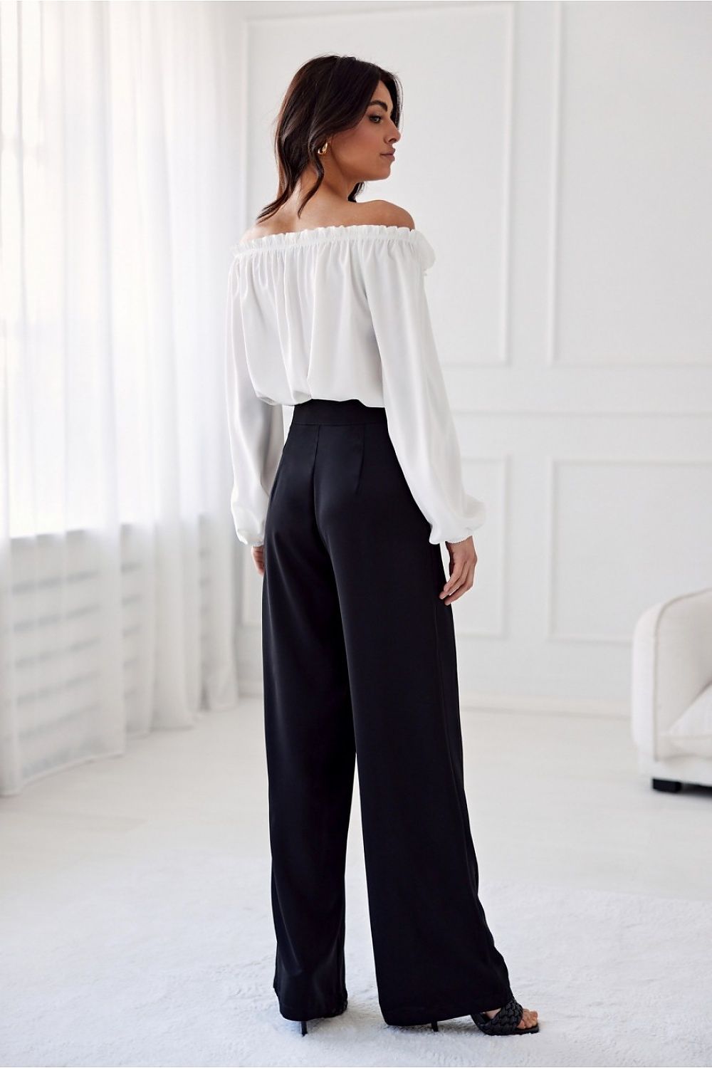 Pantalon noir taille haute pour femme, jambes larges et taille structurée, confection européenne.