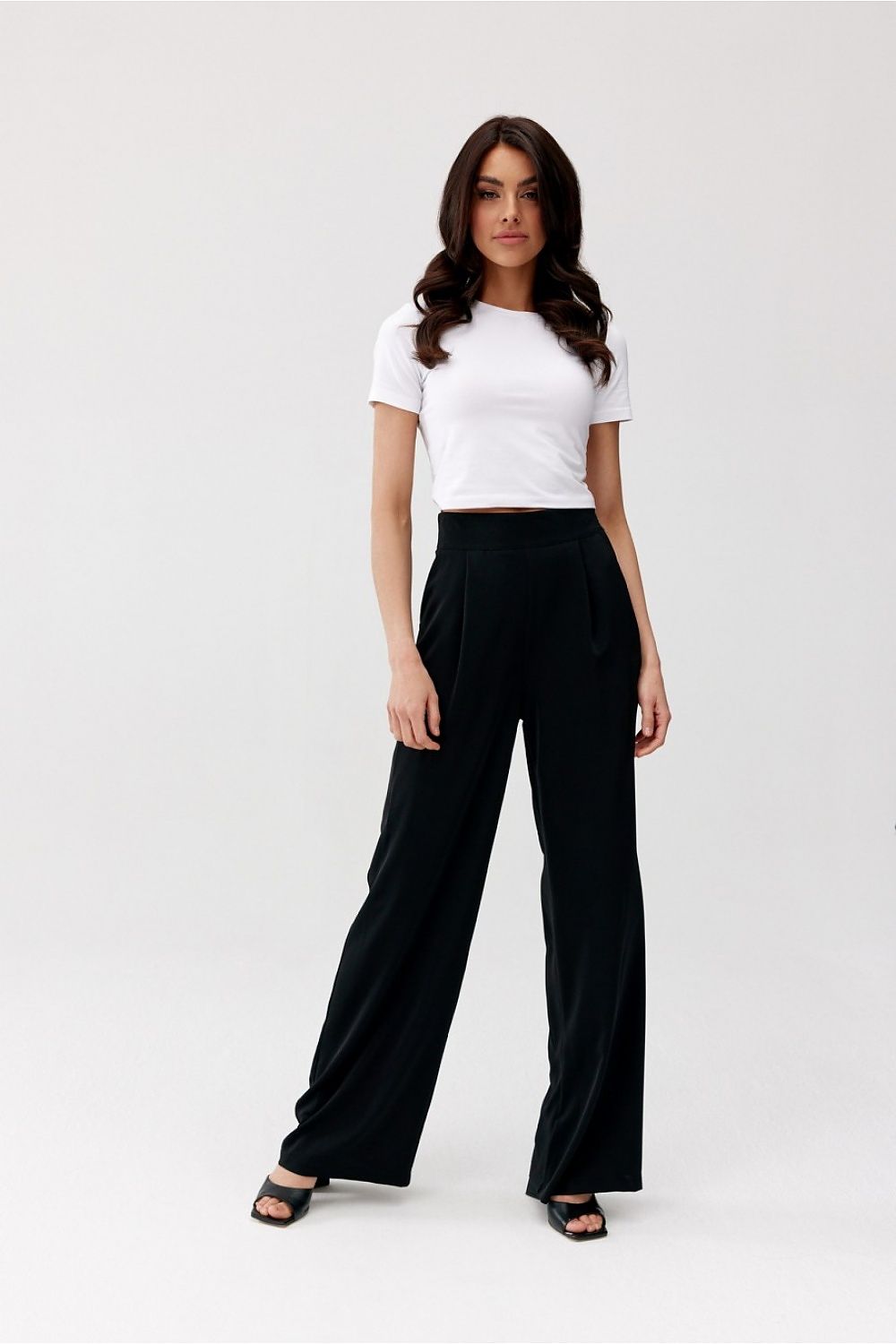 Pantalon noir taille haute pour femme, jambes larges et taille structurée, confection européenne.