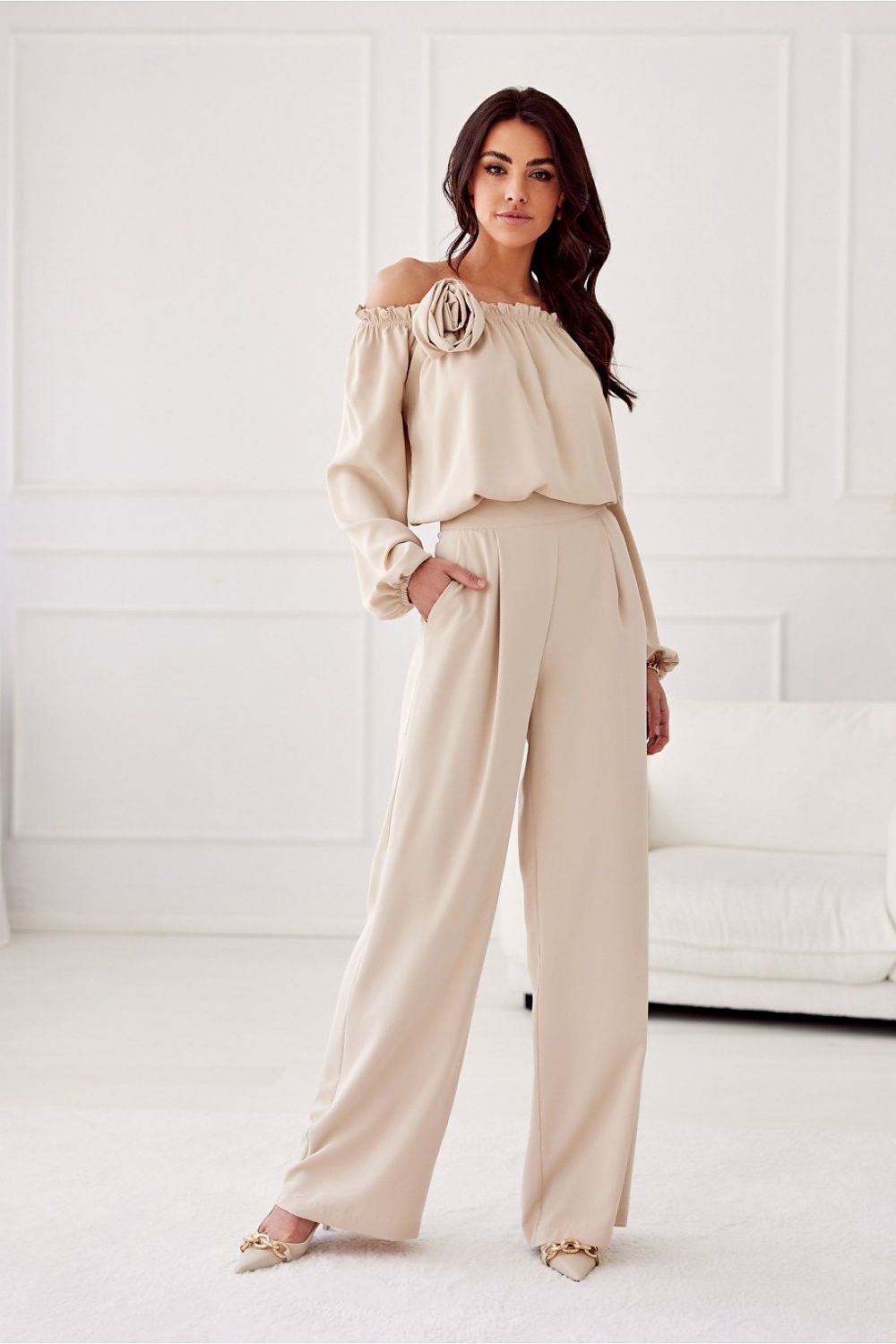 Pantalon beige clair pour femme, coupe ample avec ceinture intégrée, fabrication éthique.