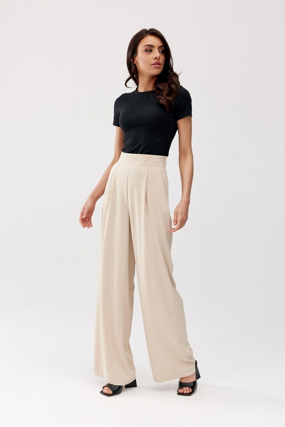 Pantalon beige clair pour femme, coupe ample avec ceinture intégrée, fabrication éthique.