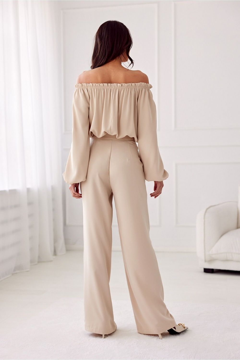 Pantalon beige clair pour femme, coupe ample avec ceinture intégrée, fabrication éthique.