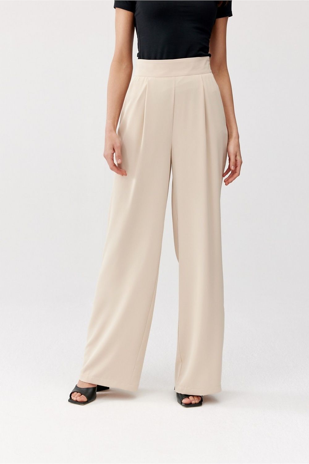 Pantalon beige clair pour femme, coupe ample avec ceinture intégrée, fabrication éthique.