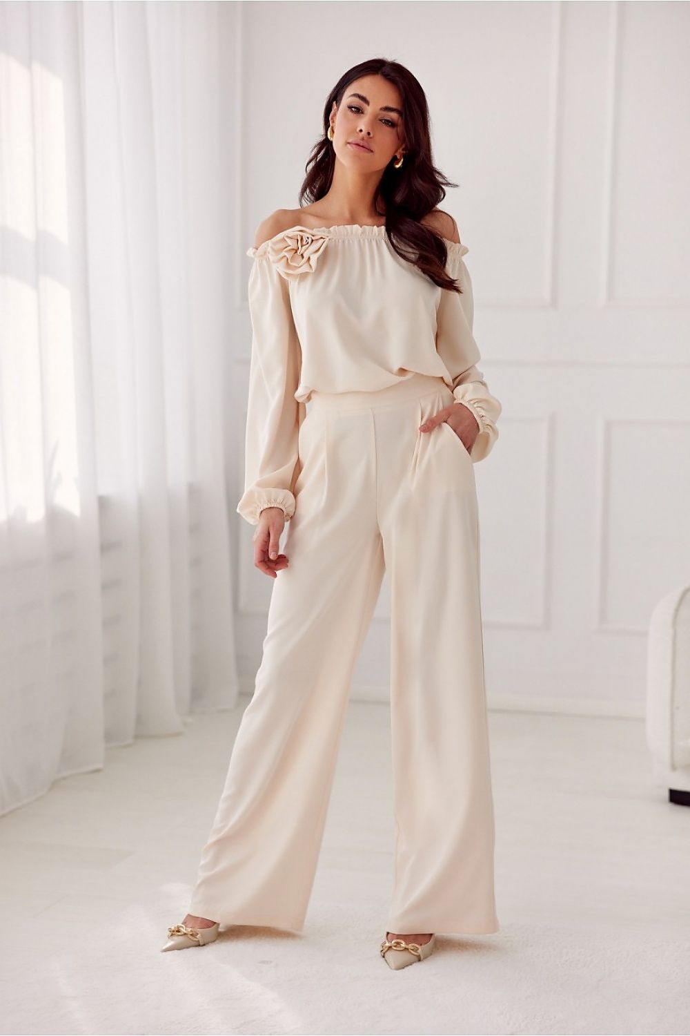 Pantalon beige clair pour femme, coupe ample avec ceinture intégrée, fabrication éthique.