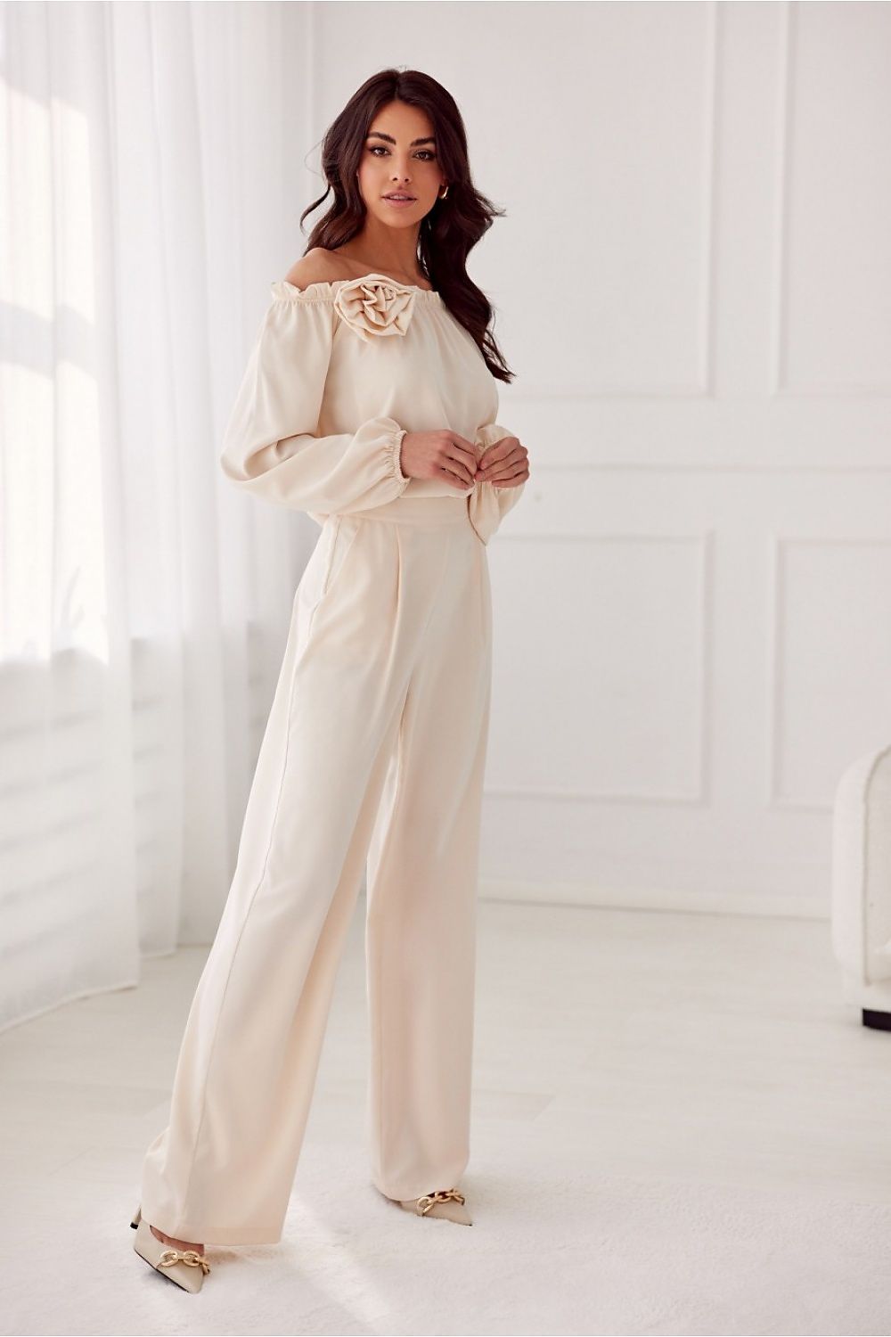 Pantalon beige clair pour femme, coupe ample avec ceinture intégrée, fabrication éthique.