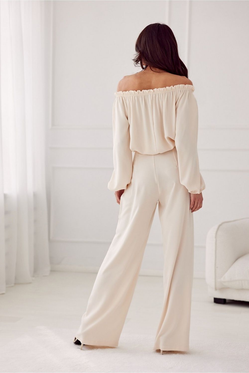 Pantalon beige clair pour femme, coupe ample avec ceinture intégrée, fabrication éthique.
