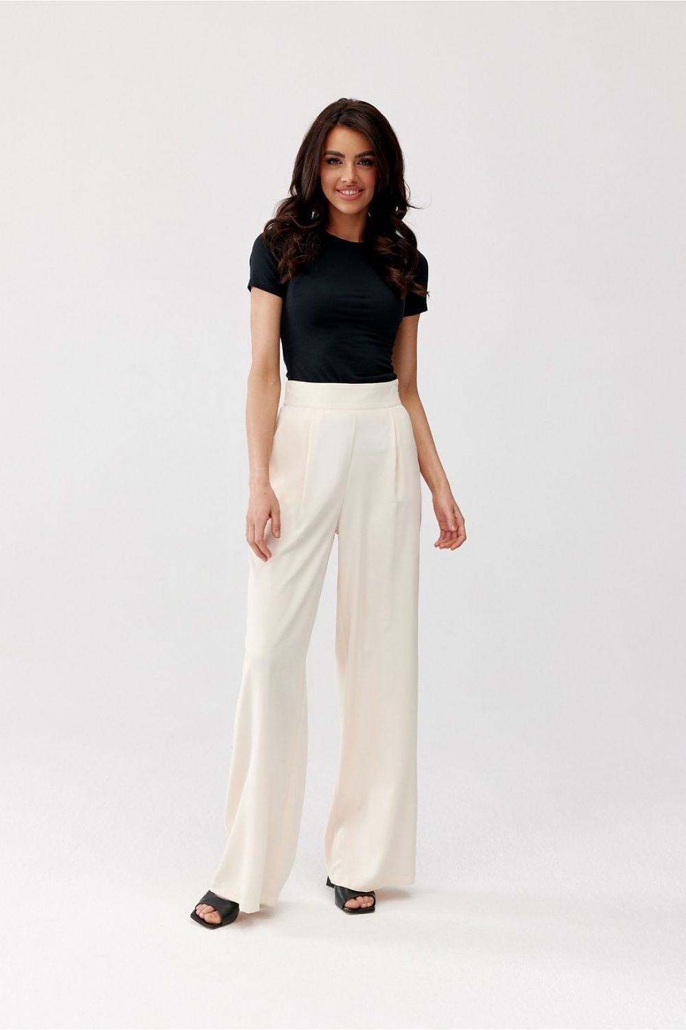 Pantalon beige clair pour femme, coupe ample avec ceinture intégrée, fabrication éthique.