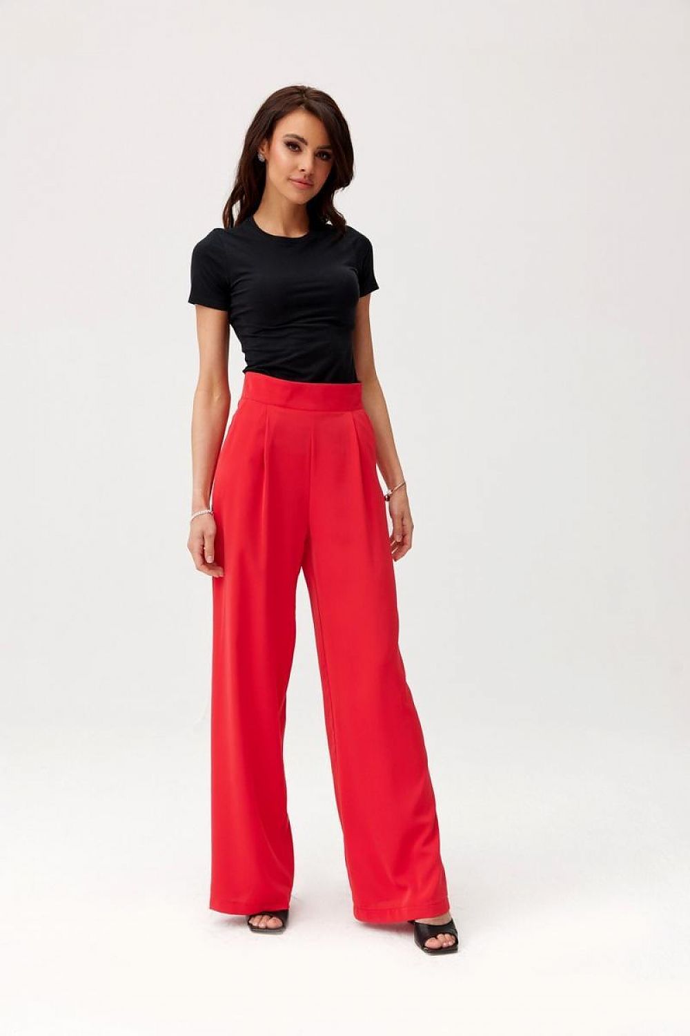 Pantalon rouge taille haute pour femme, style habillé avec jambes longues, fabriqué en Europe.