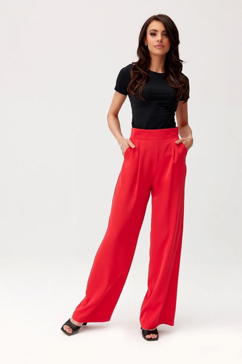 Pantalon rouge taille haute pour femme, style habillé avec jambes longues, fabriqué en Europe.