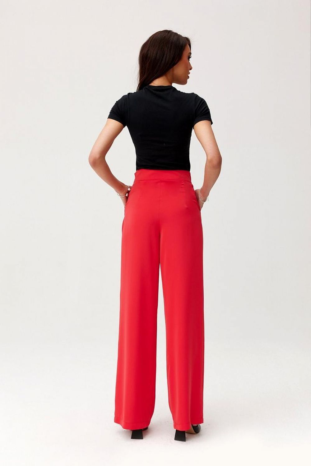 Pantalon rouge taille haute pour femme, style habillé avec jambes longues, fabriqué en Europe.