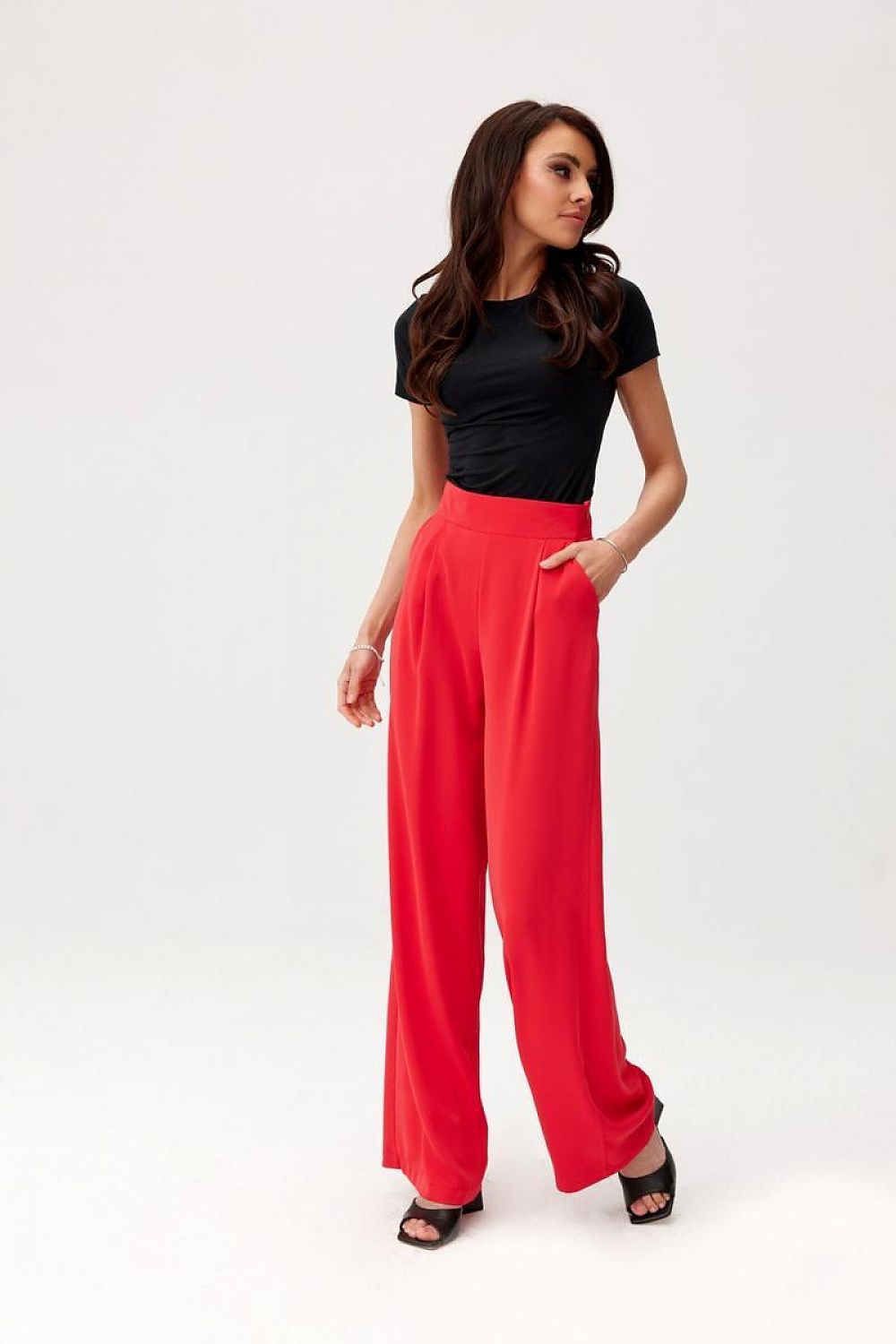 Pantalon rouge taille haute pour femme, style habillé avec jambes longues, fabriqué en Europe.