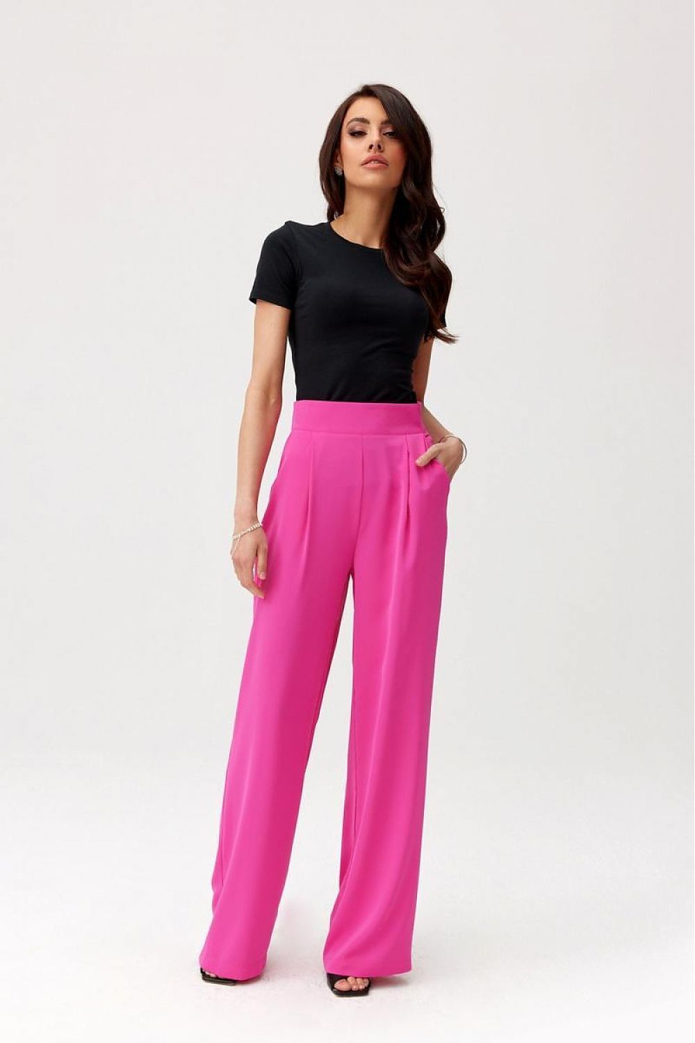 Pantalon rose foncé pour femme, silhouette allongée et coupe fluide, production européenne.