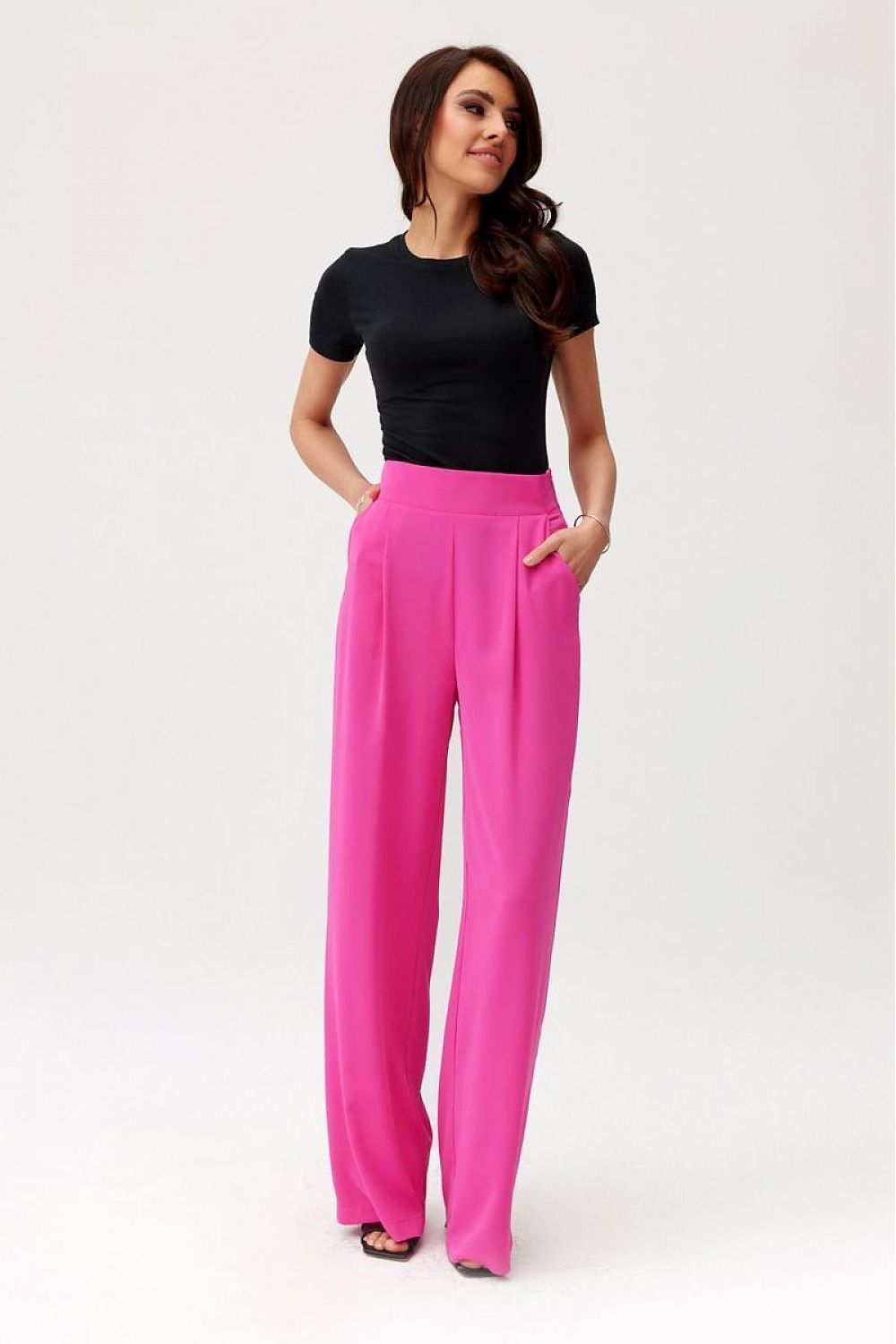 Pantalon rose foncé pour femme, silhouette allongée et coupe fluide, production européenne.