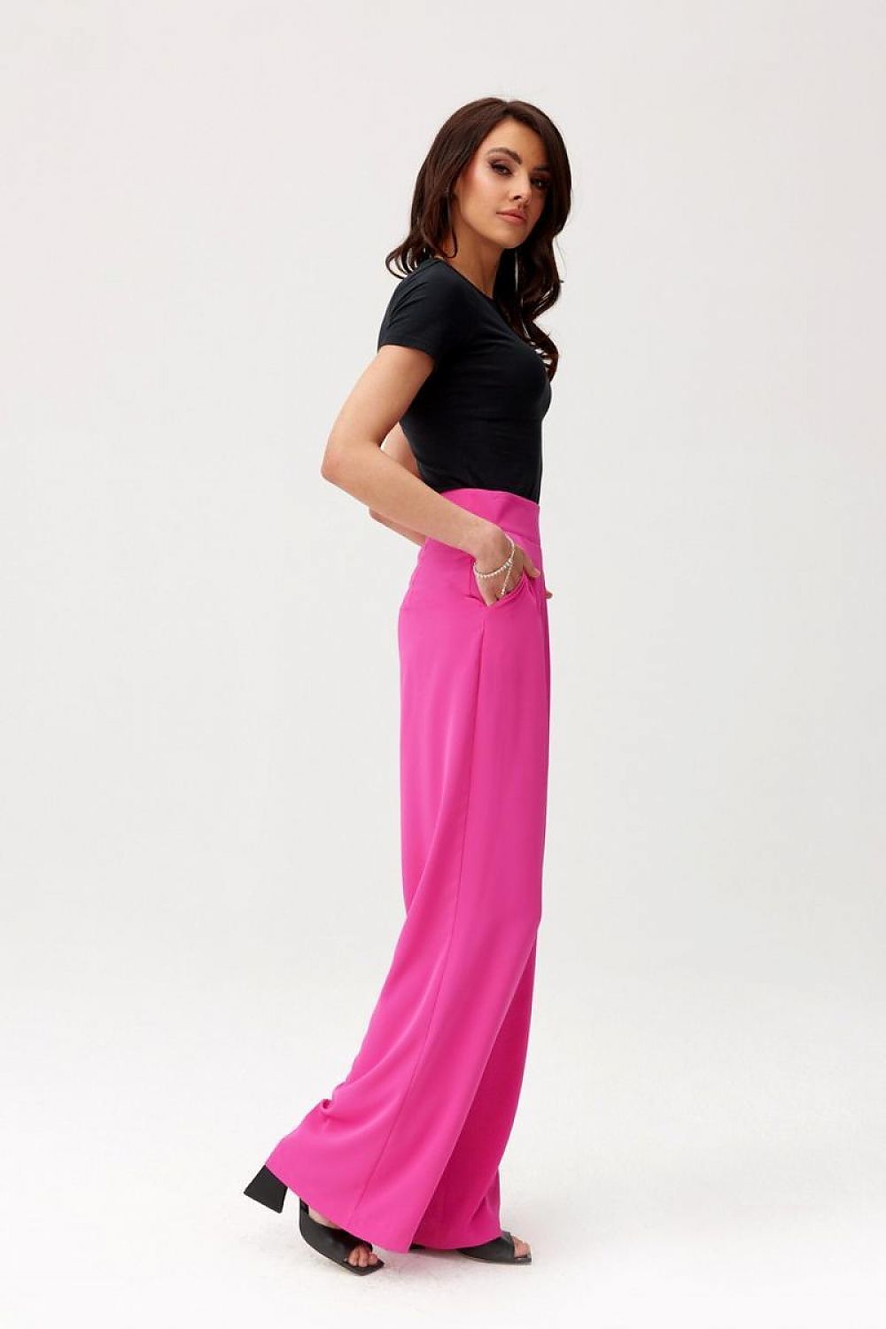 Pantalon rose foncé pour femme, silhouette allongée et coupe fluide, production européenne.
