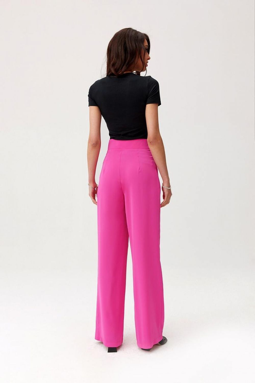 Pantalon rose foncé pour femme, silhouette allongée et coupe fluide, production européenne.