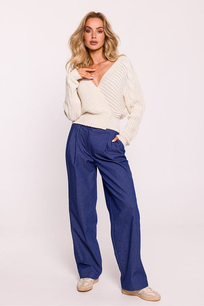 Pull court femme en maille torsadée écrue avec coupe croisée et col en V profond à l'avant et à l'arrière – fabriqué en Europe, style élégant et tendance