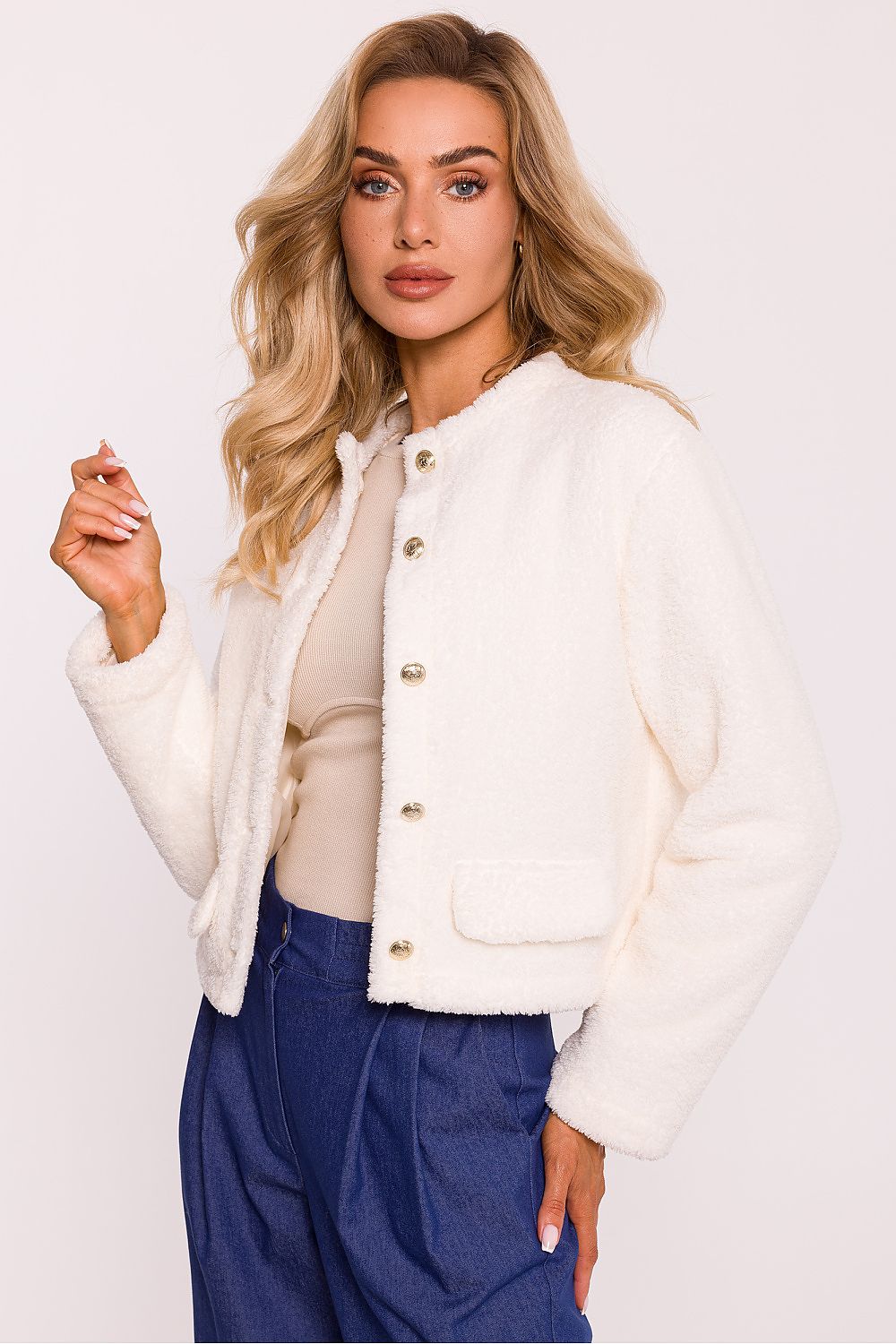 Sweatshirt court femme en peluche blanche avec boutons dorés décoratifs, col rond et coupe droite – fabriqué en Europe, style chic et décontracté