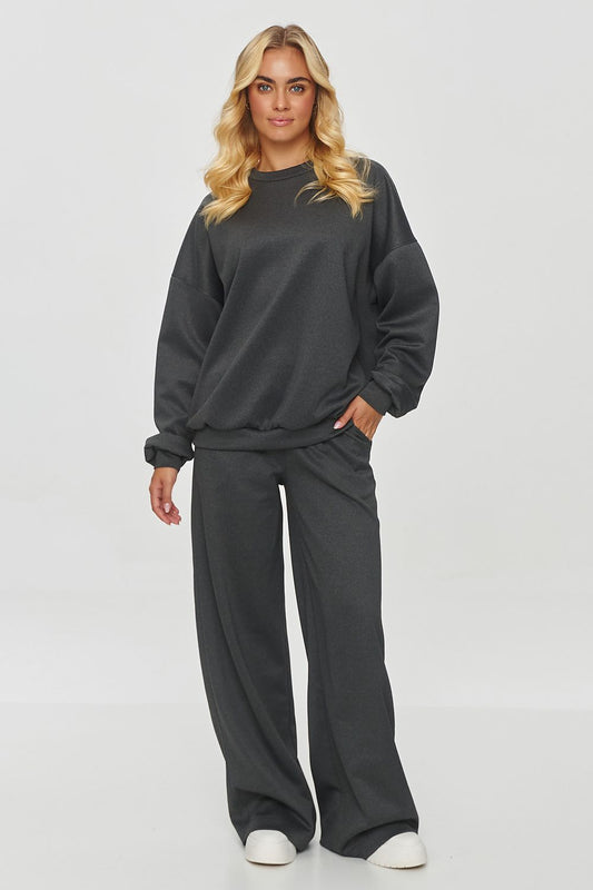Femme portant un ensemble gris confortable composé d’un t-shirt ample et d’un short, fabriqué en Europe, mode parisienne