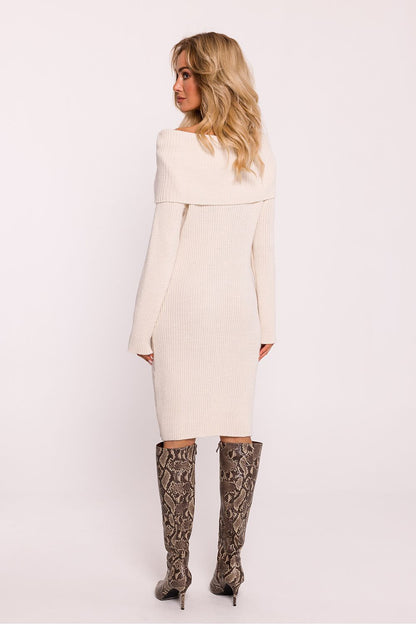 Robe pull crème à col montant pour femme, style cocooning et fabrication éthique en Europe.