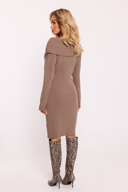 Robe pull taupe en tricot côtelé pour femme, col montant modulable, fabriquée en Europe.