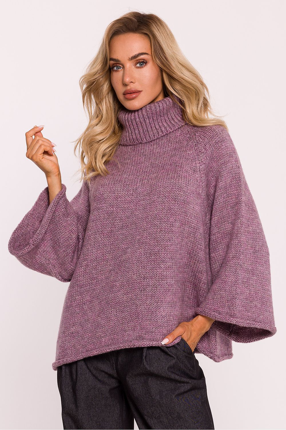 Pull col roulé oversize pour femme, manches larges 7/8, en maille douce – disponible en violet, style décontracté chic fabriqué en Europe