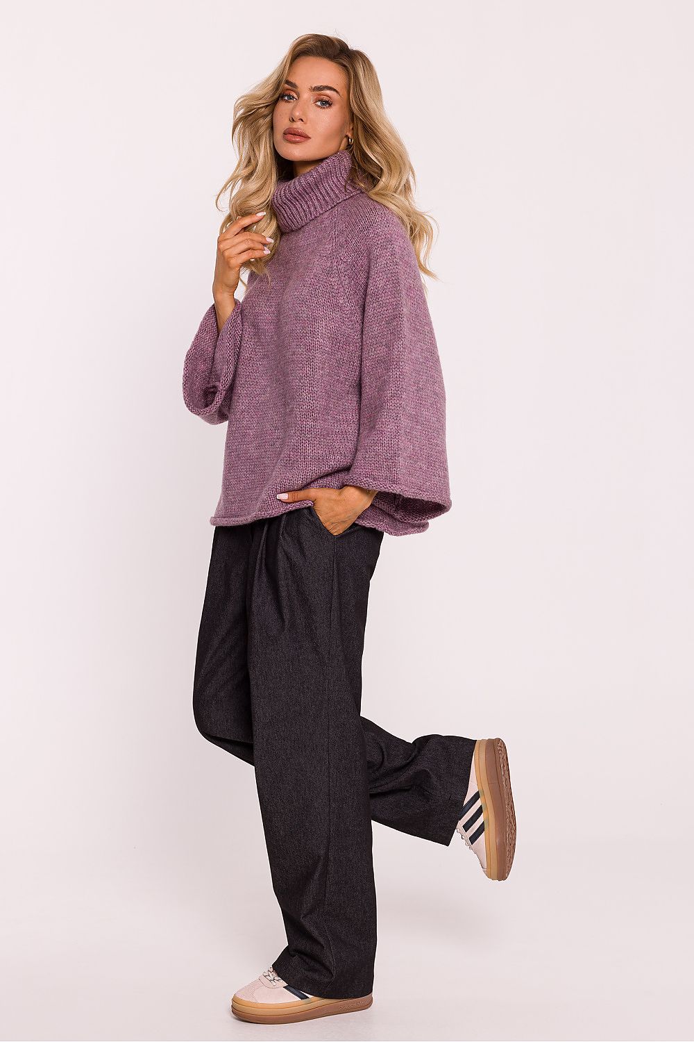 Pull col roulé oversize pour femme, manches larges 7/8, en maille douce – disponible en violet, style décontracté chic fabriqué en Europe