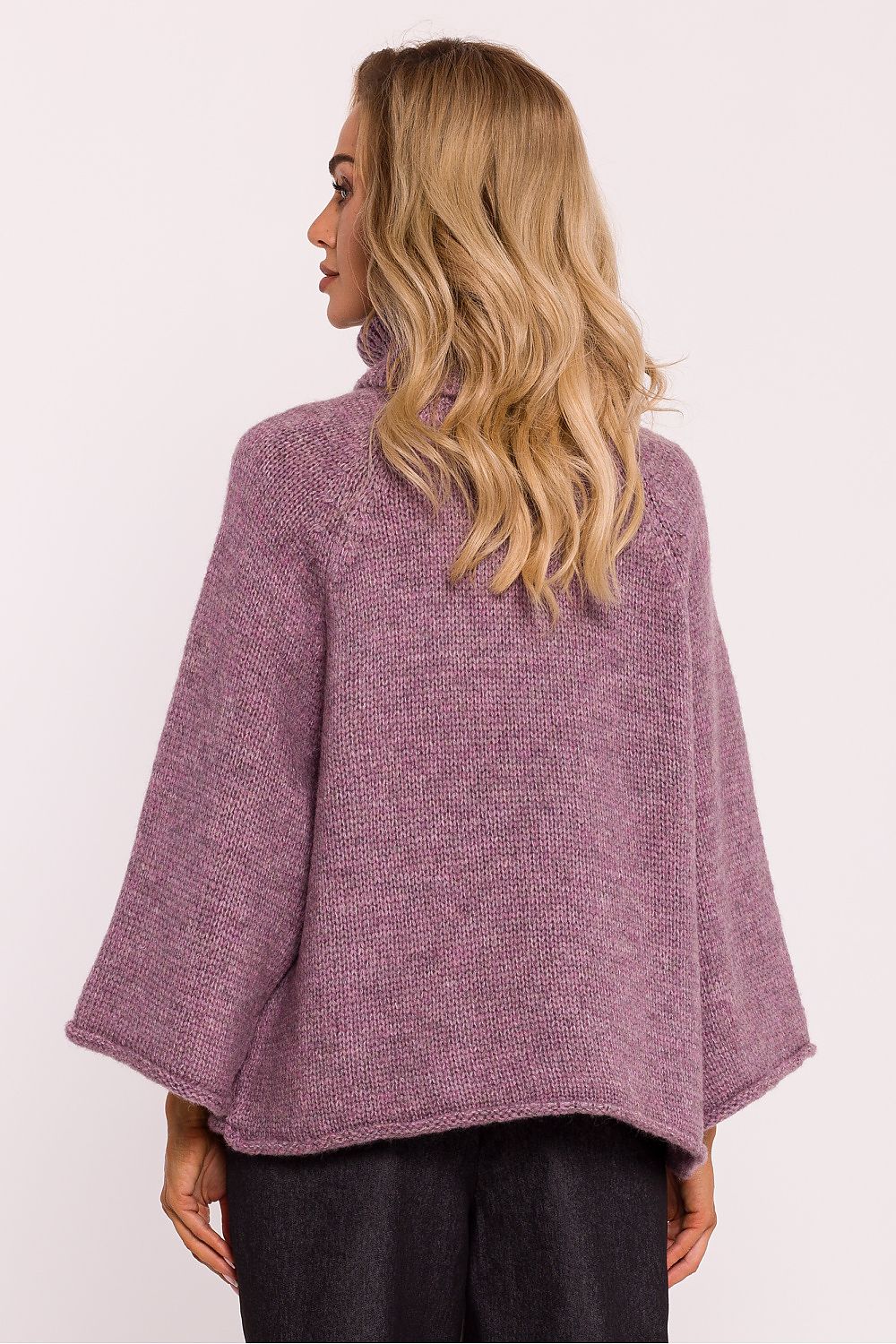 Pull col roulé oversize pour femme, manches larges 7/8, en maille douce – disponible en violet, style décontracté chic fabriqué en Europe