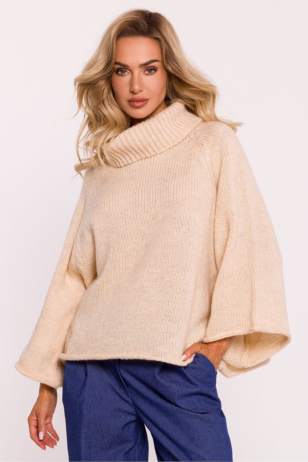 Pull col roulé oversize pour femme, manches larges 7/8, en maille douce – disponible en beige, style décontracté chic fabriqué en Europe