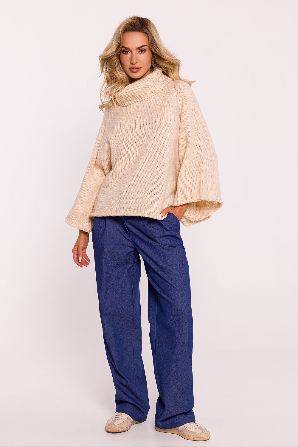 Pull col roulé oversize pour femme, manches larges 7/8, en maille douce – disponible en beige, style décontracté chic fabriqué en Europe