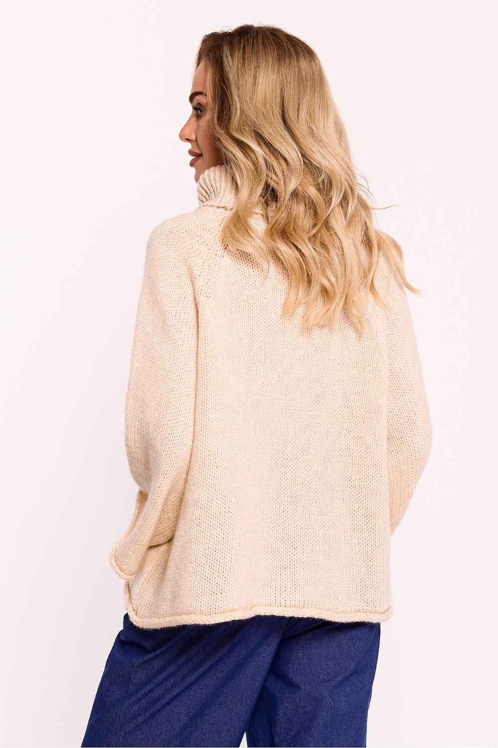 Pull col roulé oversize pour femme, manches larges 7/8, en maille douce – disponible en beige, style décontracté chic fabriqué en Europe