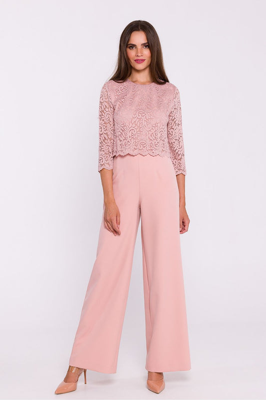 Femme portant une combinaison rose avec haut en dentelle et pantalon large, fabriquée en Europe, mode parisienne