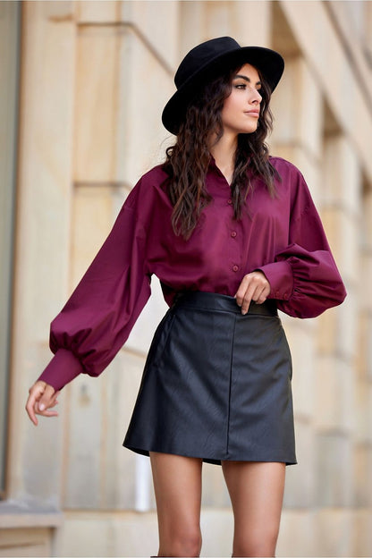 Jupe noire en similicuir pour femme, coupe trapèze avec poches latérales, fabrication européenne.