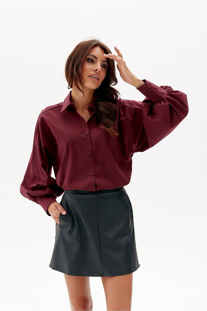 Jupe noire en similicuir pour femme, coupe trapèze avec poches latérales, fabrication européenne.