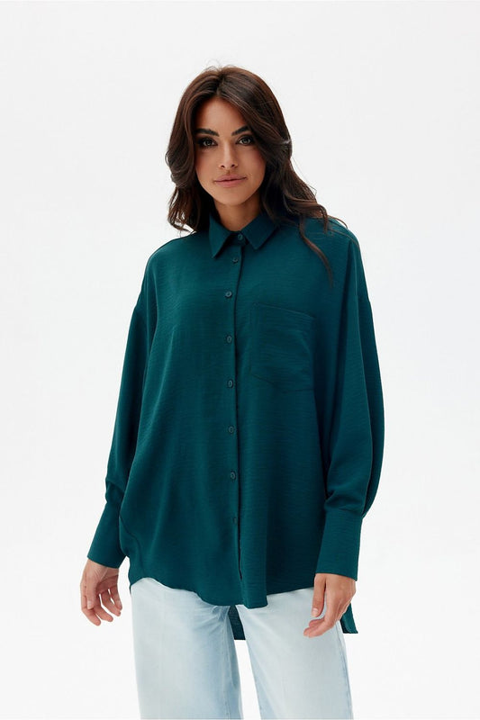 Chemise oversize vert foncé pour femme, col classique et manches bouffantes, fabriquée en Europe.