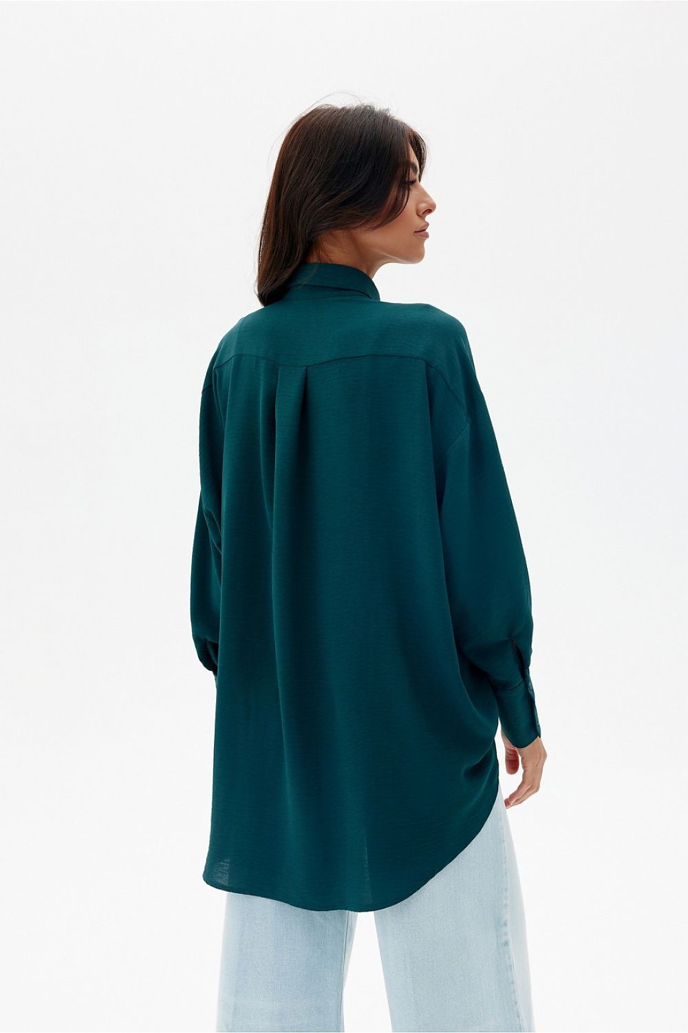 Chemise oversize vert foncé pour femme, col classique et manches bouffantes, fabriquée en Europe.
