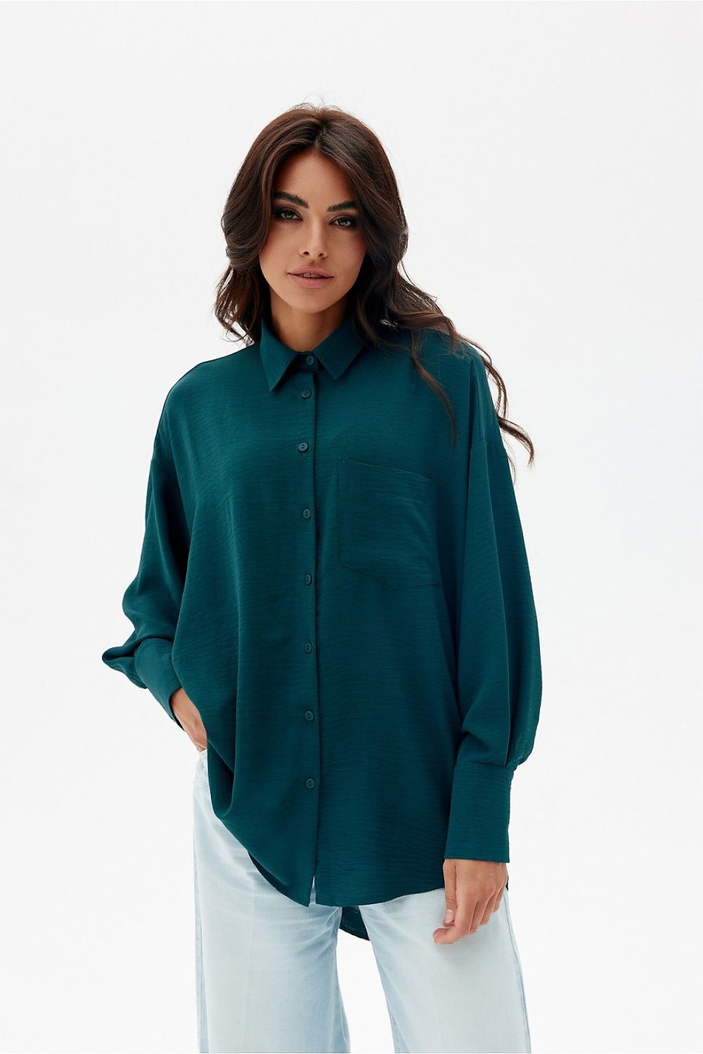 Chemise oversize vert foncé pour femme, col classique et manches bouffantes, fabriquée en Europe.