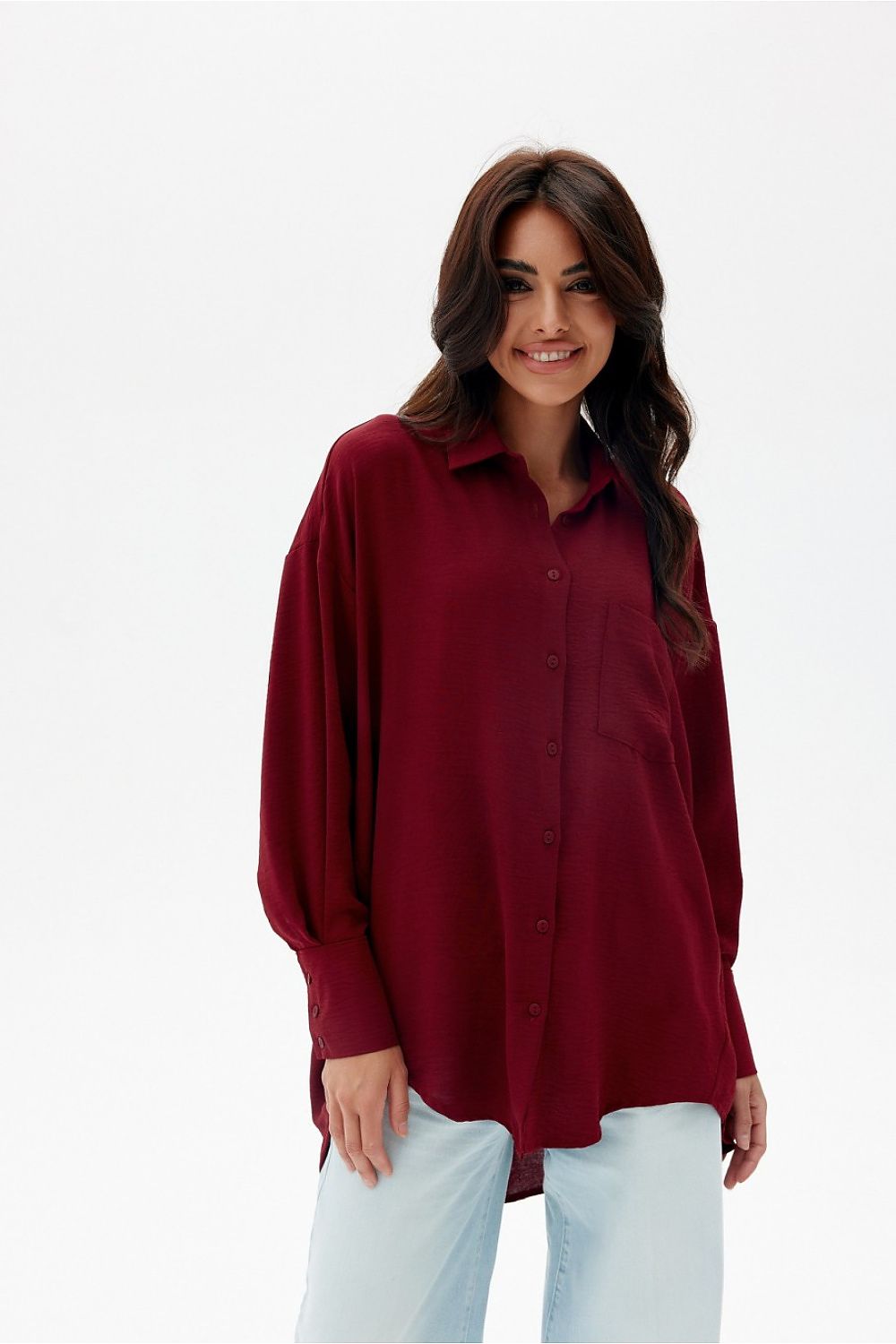 Chemise ample bordeaux pour femme, coupe asymétrique et poignets travaillés, confection européenne.