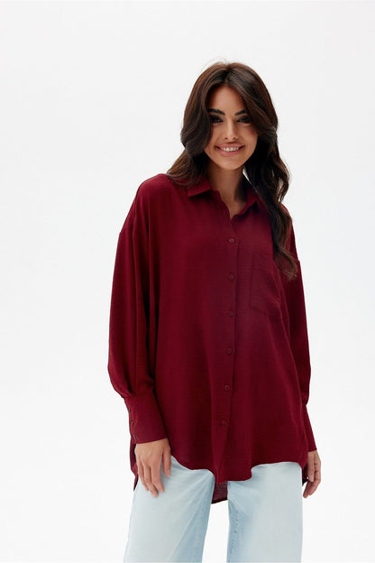 Chemise ample bordeaux pour femme, coupe asymétrique et poignets travaillés, confection européenne.