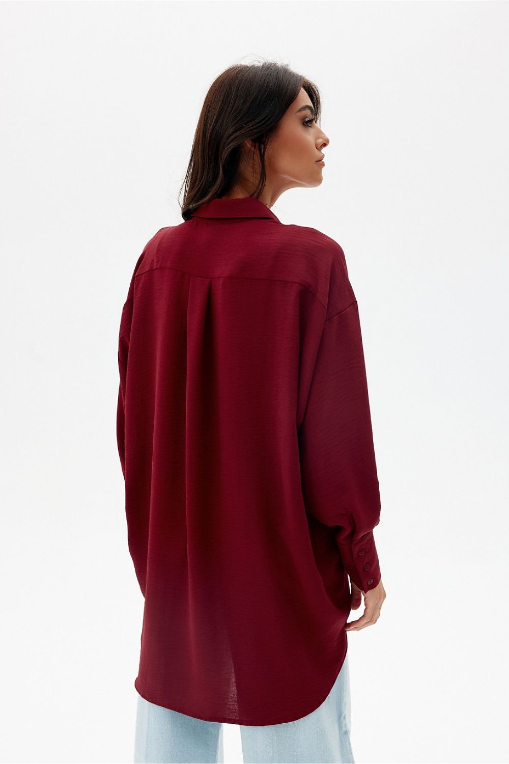 Chemise ample bordeaux pour femme, coupe asymétrique et poignets travaillés, confection européenne.