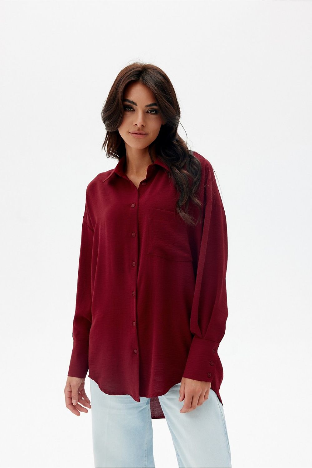 Chemise ample bordeaux pour femme, coupe asymétrique et poignets travaillés, confection européenne.