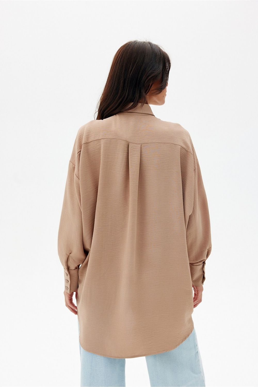 Chemise beige pour femme, style oversize moderne avec poche poitrine, fabriquée en Europe.